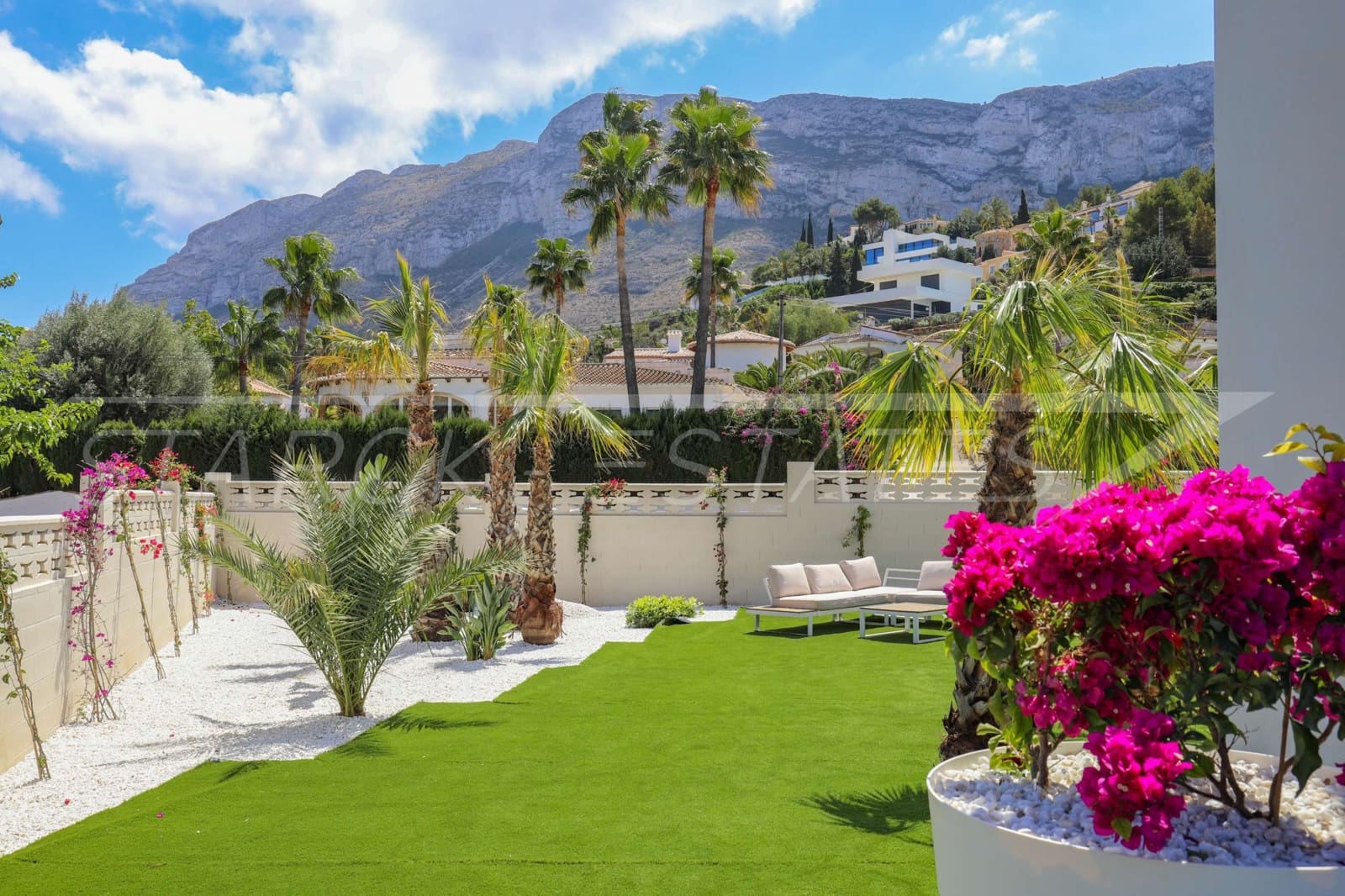 2 bedroom Apartment for sale in Denia with pool - € 381,150 (Ref: 8008839)