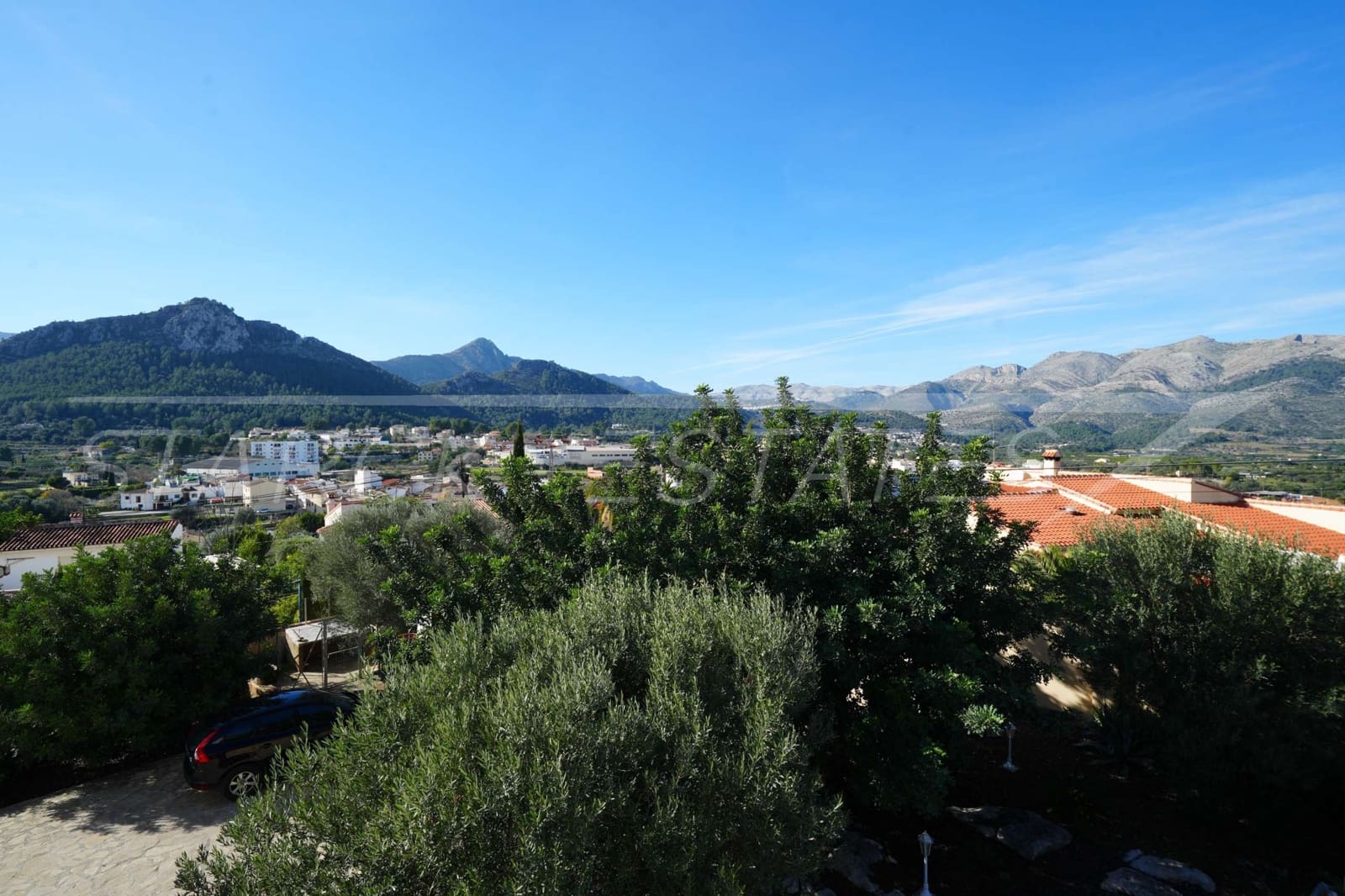 5 Zimmer Villa zu verkaufen in Orba mit Pool Garage - 890.000 € (Ref: 8736105)