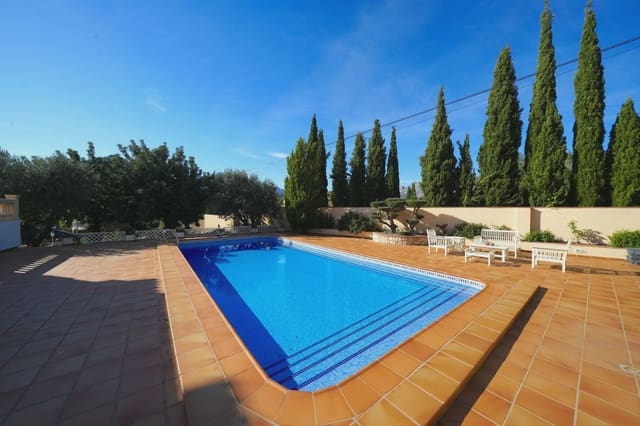 5 soveværelse Villa til salg i Orba med swimmingpool garage - € 890.000 (Ref: 8736105)
