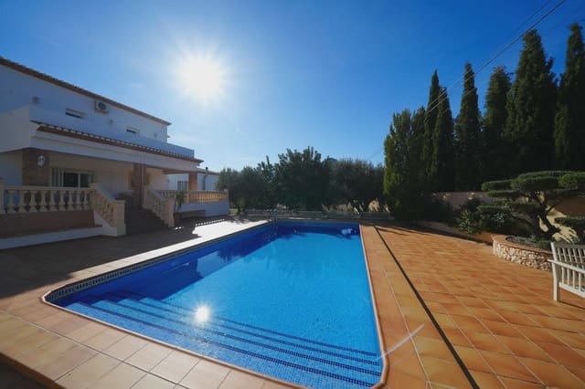 5 soveværelse Villa til salg i Orba med swimmingpool garage - € 890.000 (Ref: 8736105)