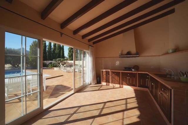 5 soveværelse Villa til salg i Orba med swimmingpool garage - € 890.000 (Ref: 8736105)