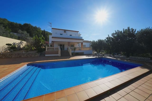5 soveværelse Villa til salg i Orba med swimmingpool garage - € 890.000 (Ref: 8736105)