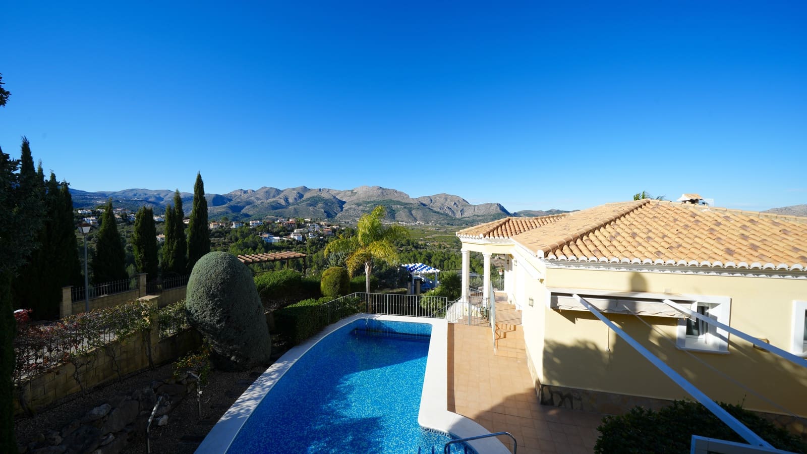 4 bedroom Villa for sale in Orba with pool garage - € 520,000 (Ref: 9499499)