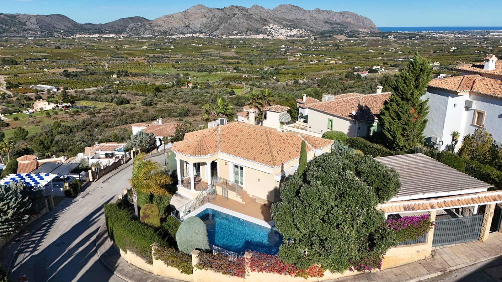 4 bedroom Villa for sale in Orba with pool garage - € 520,000 (Ref: 9499499)