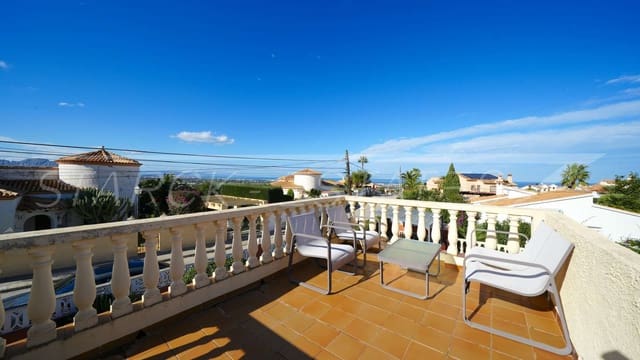 Chalet de 3 habitaciones en Centro Urbano, Dénia en venta con piscina - 495.000 € (Ref: 9563781)