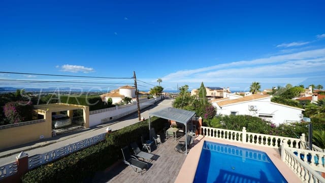 Chalet de 3 habitaciones en Centro Urbano, Dénia en venta con piscina - 495.000 € (Ref: 9563781)