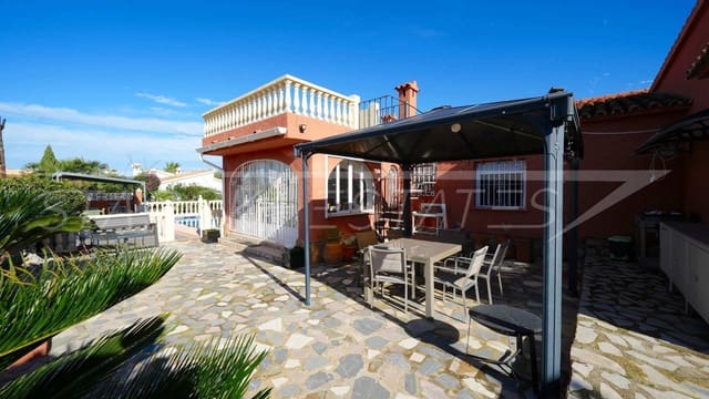 Chalet de 3 habitaciones en Centro Urbano, Dénia en venta con piscina - 495.000 € (Ref: 9563781)