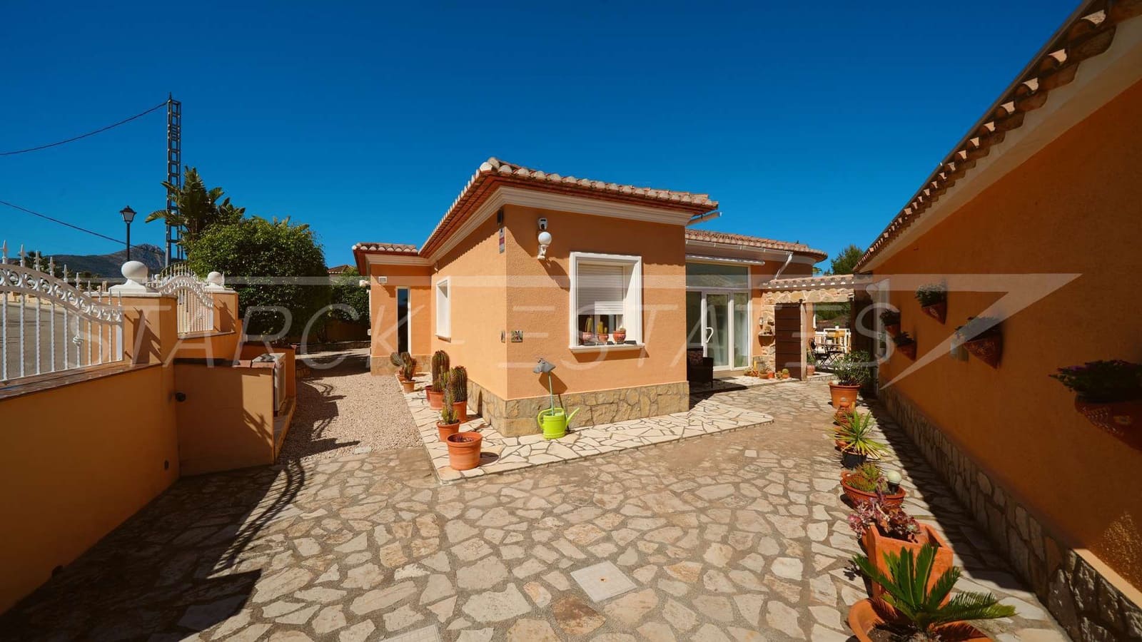 Chalet de 3 habitaciones en Orba en venta con piscina garaje - 690.000 € (Ref: 9758360)