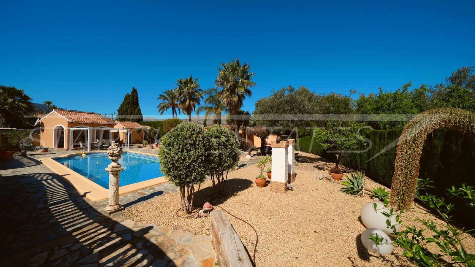 Chalet de 3 habitaciones en Orba en venta con piscina garaje - 690.000 € (Ref: 9758360)