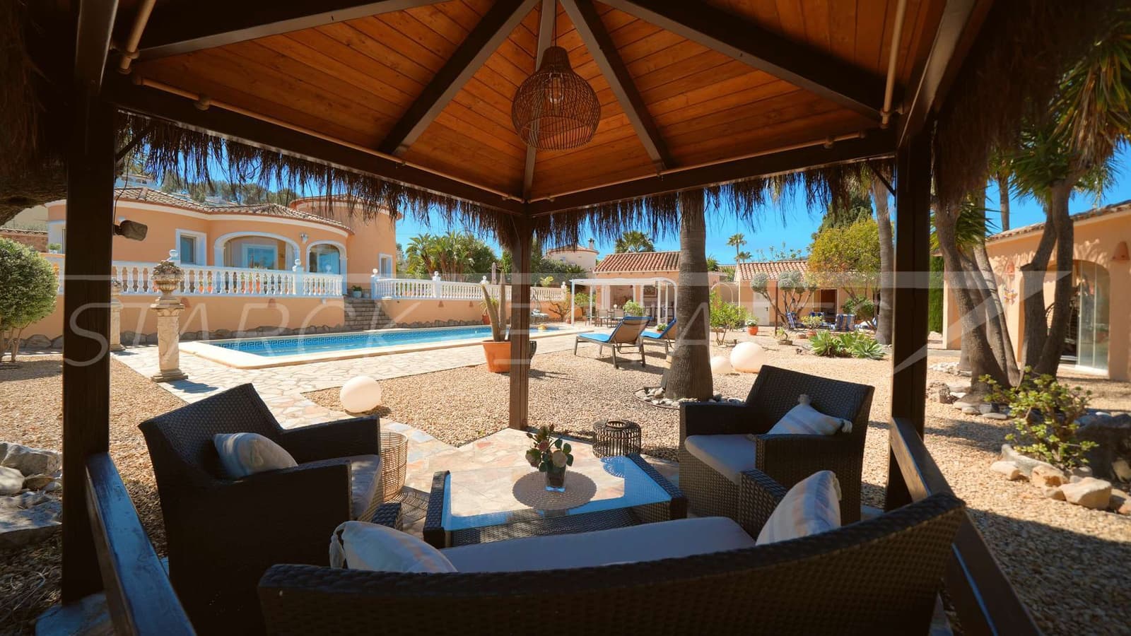 Chalet de 3 habitaciones en Orba en venta con piscina garaje - 690.000 € (Ref: 9758360)