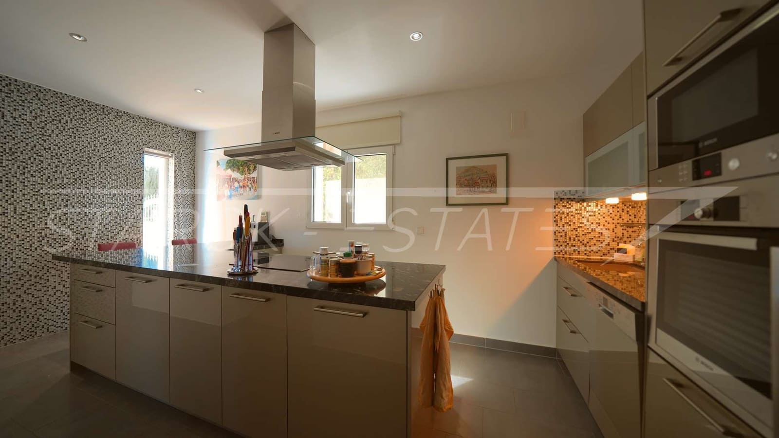 Chalet de 3 habitaciones en Orba en venta con piscina garaje - 690.000 € (Ref: 9758360)