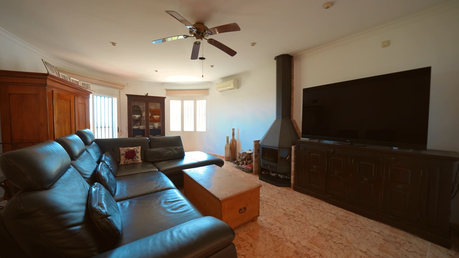 4 bedroom Villa for sale in Oliva with pool garage - € 465,000 (Ref: 9905207)