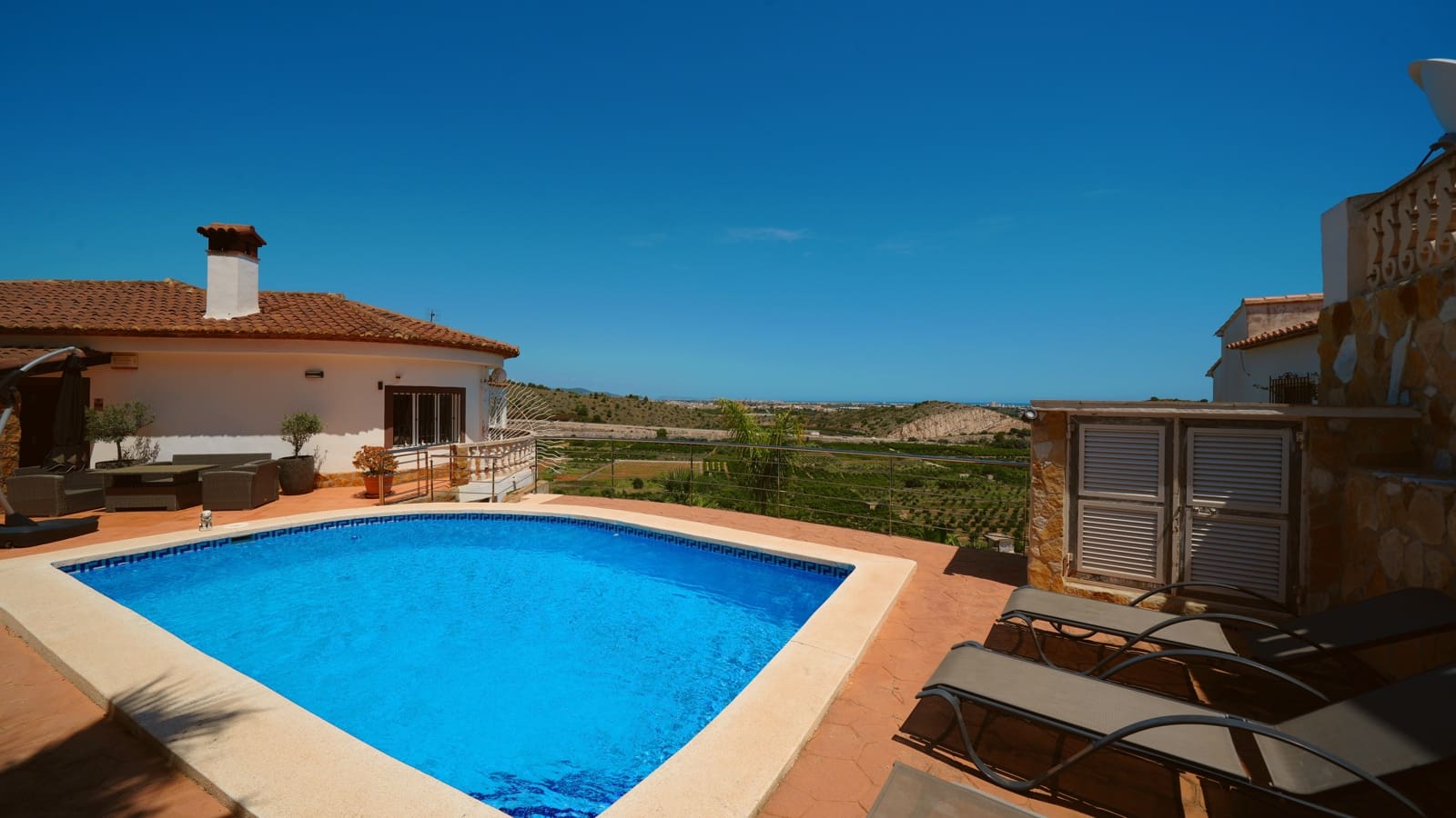 4 bedroom Villa for sale in Oliva with pool garage - € 465,000 (Ref: 9905207)