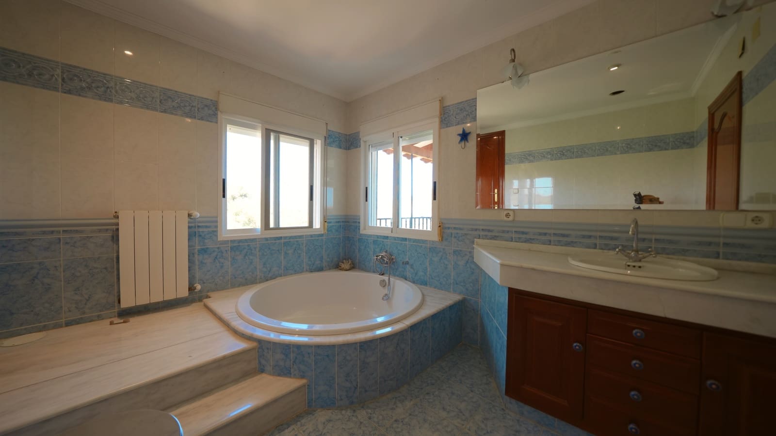4 bedroom Villa for sale in Oliva with pool garage - € 465,000 (Ref: 9905207)