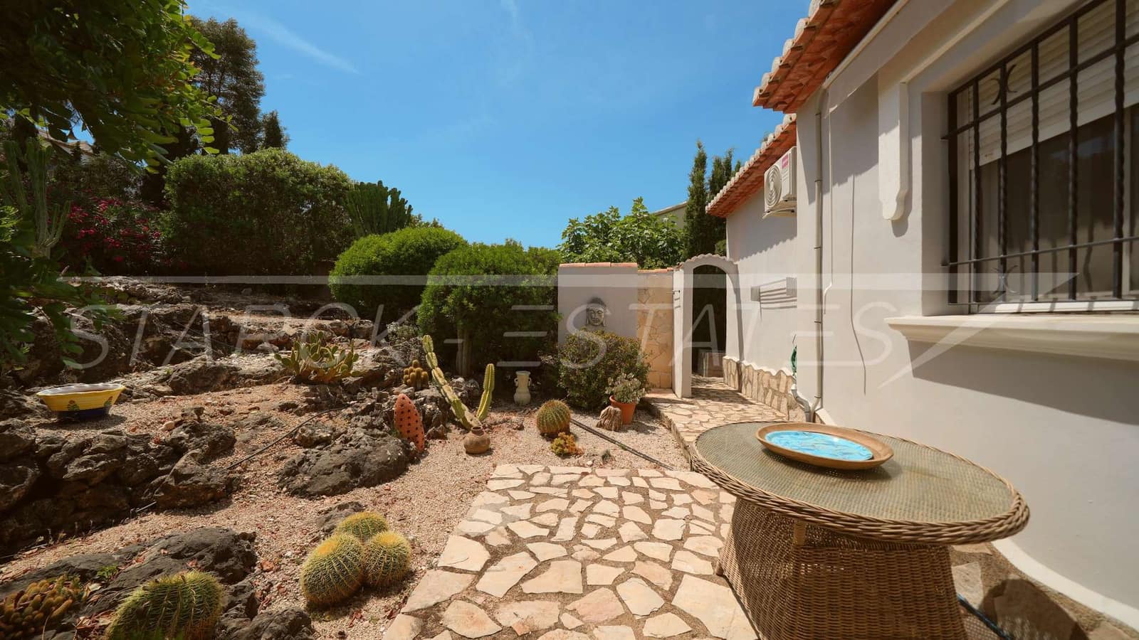 3 bedroom Villa for sale in Rafol de Almunia with pool garage - € 435,000 (Ref: 9926585)