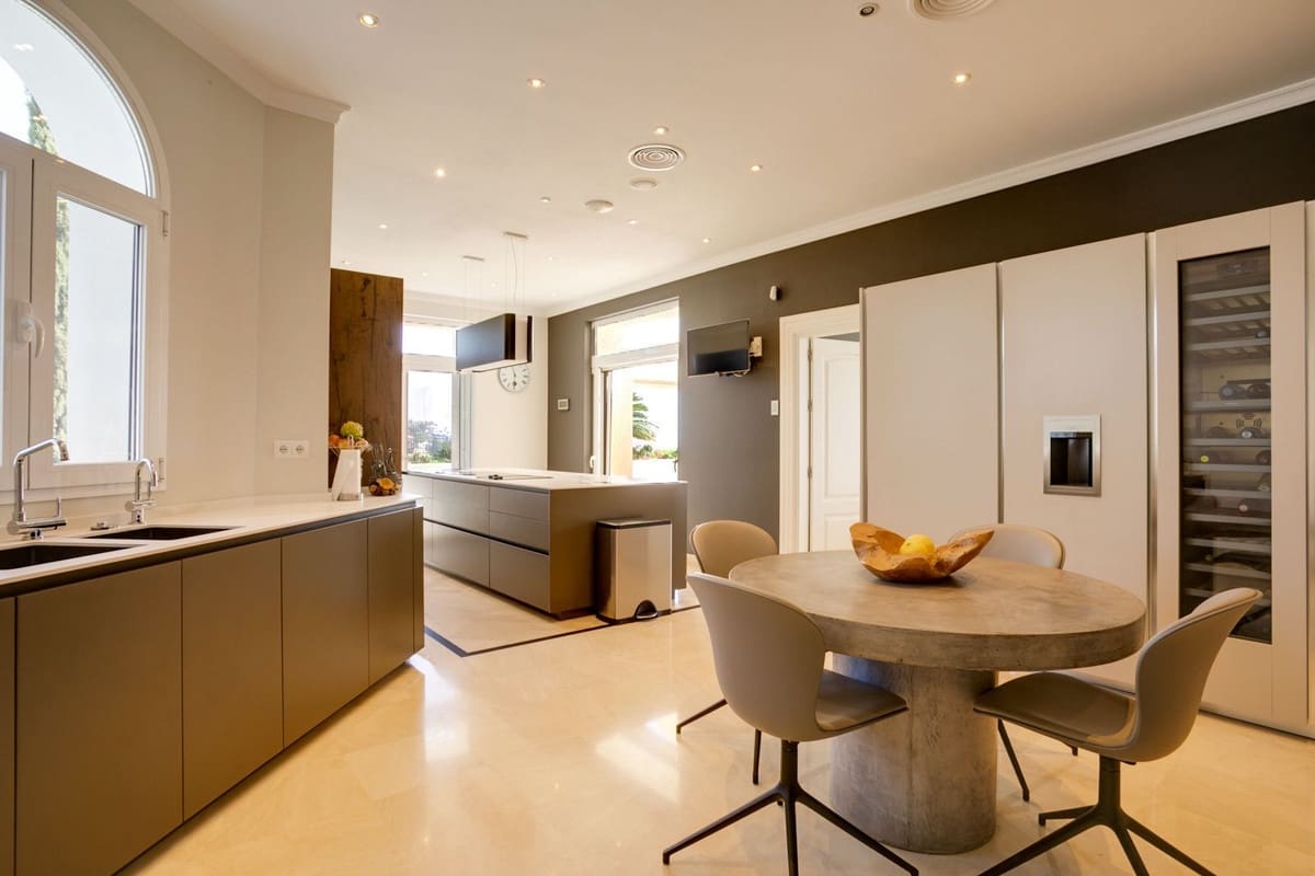 5 bedroom Villa for sale in Benahavis with pool garage - € 4,500,000 (Ref: 10166902)