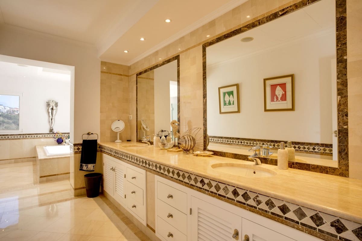 5 bedroom Villa for sale in Benahavis with pool garage - € 4,500,000 (Ref: 10166902)