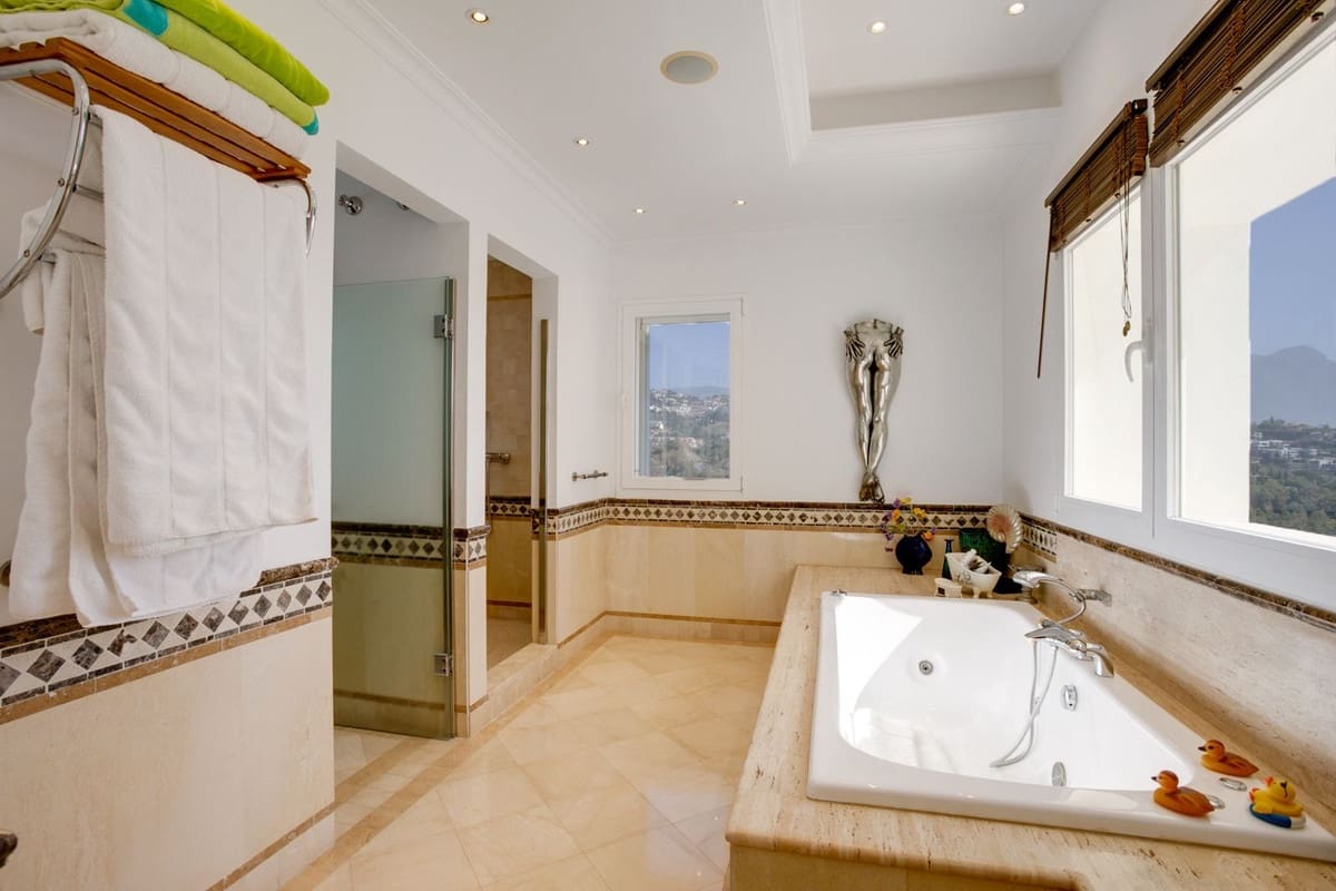 5 bedroom Villa for sale in Benahavis with pool garage - € 4,500,000 (Ref: 10166902)