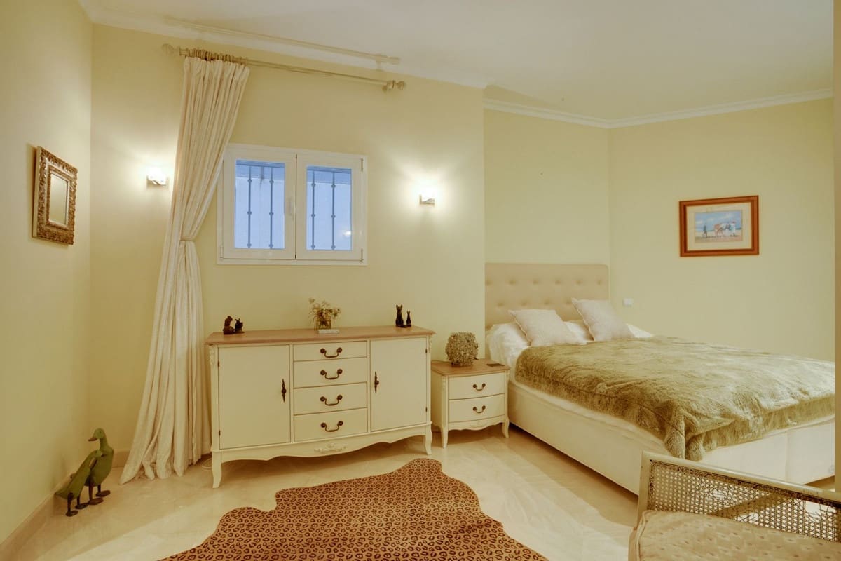 5 bedroom Villa for sale in Benahavis with pool garage - € 4,500,000 (Ref: 10166902)