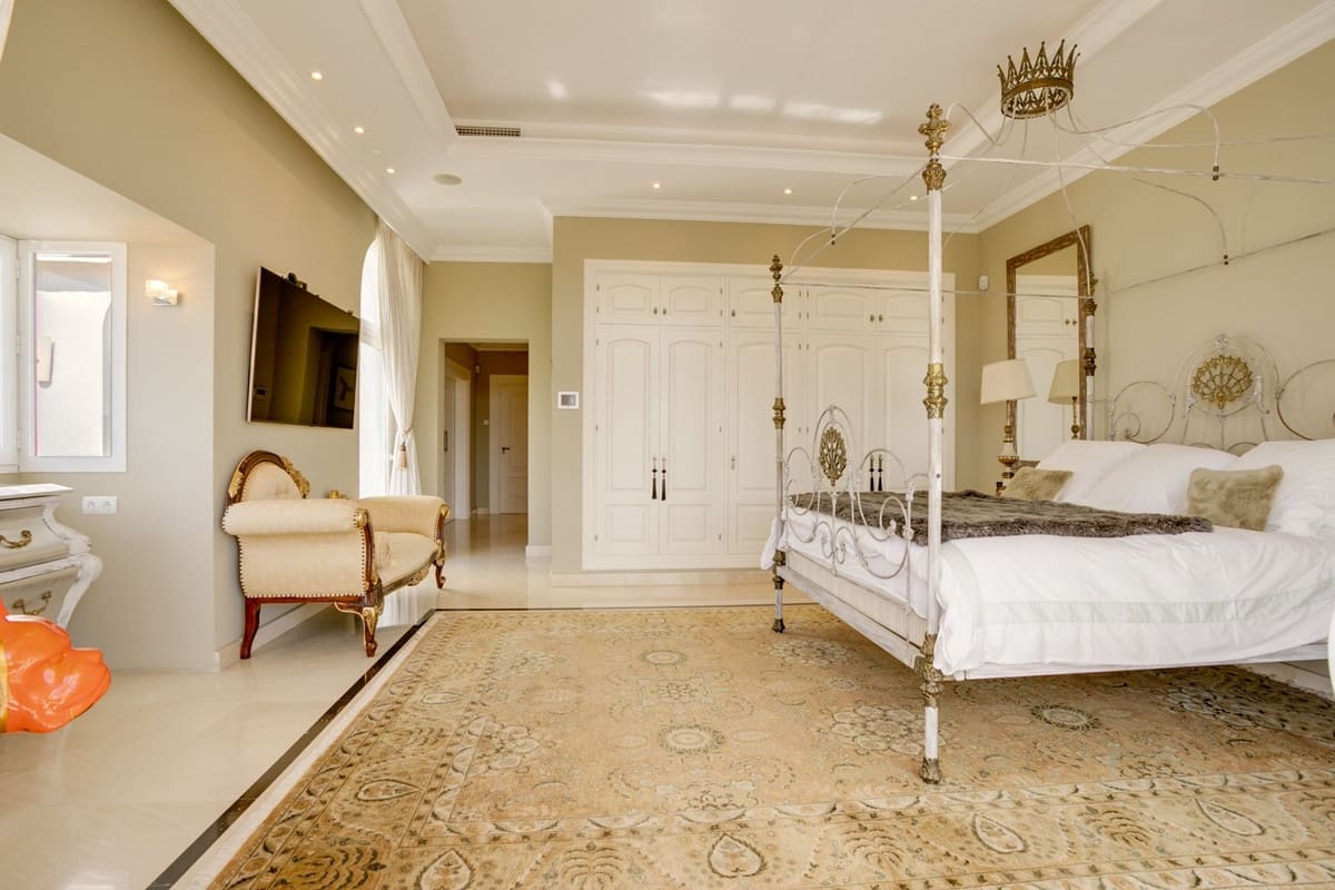 5 bedroom Villa for sale in Benahavis with pool garage - € 4,500,000 (Ref: 10166902)