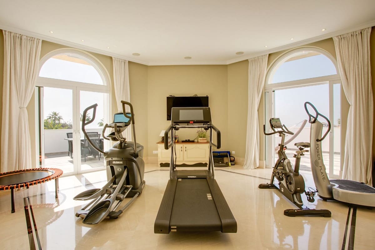 5 bedroom Villa for sale in Benahavis with pool garage - € 4,500,000 (Ref: 10166902)