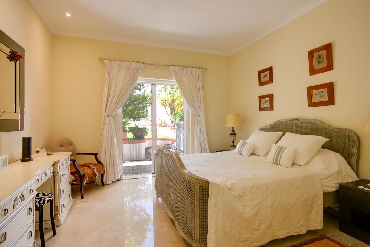 5 bedroom Villa for sale in Benahavis with pool garage - € 4,500,000 (Ref: 10166902)