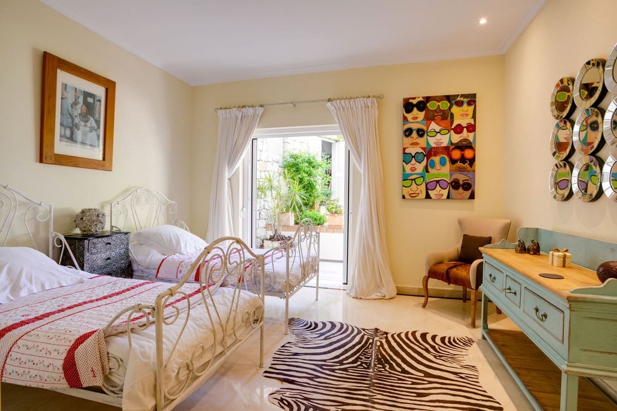 5 bedroom Villa for sale in Benahavis with pool garage - € 4,500,000 (Ref: 10166902)