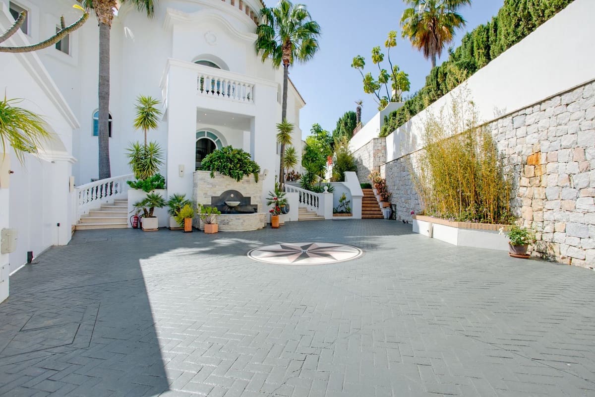 5 bedroom Villa for sale in Benahavis with pool garage - € 4,500,000 (Ref: 10166902)