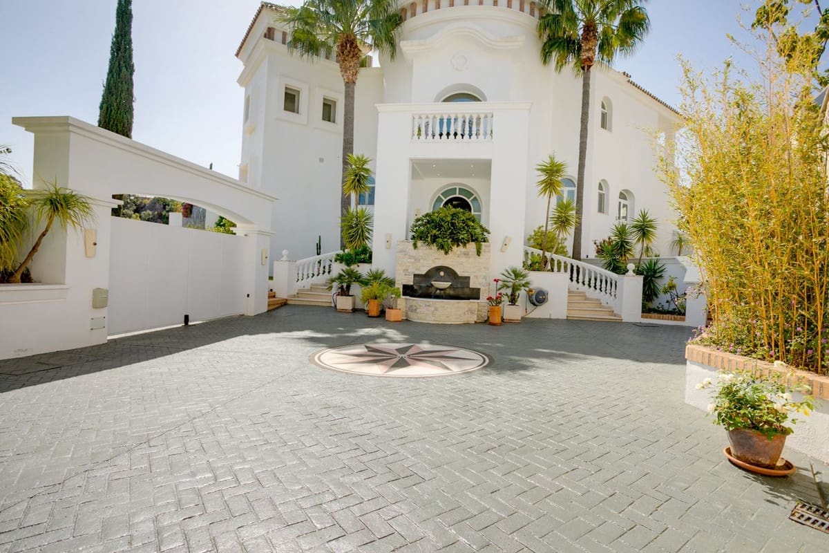 5 bedroom Villa for sale in Benahavis with pool garage - € 4,500,000 (Ref: 10166902)
