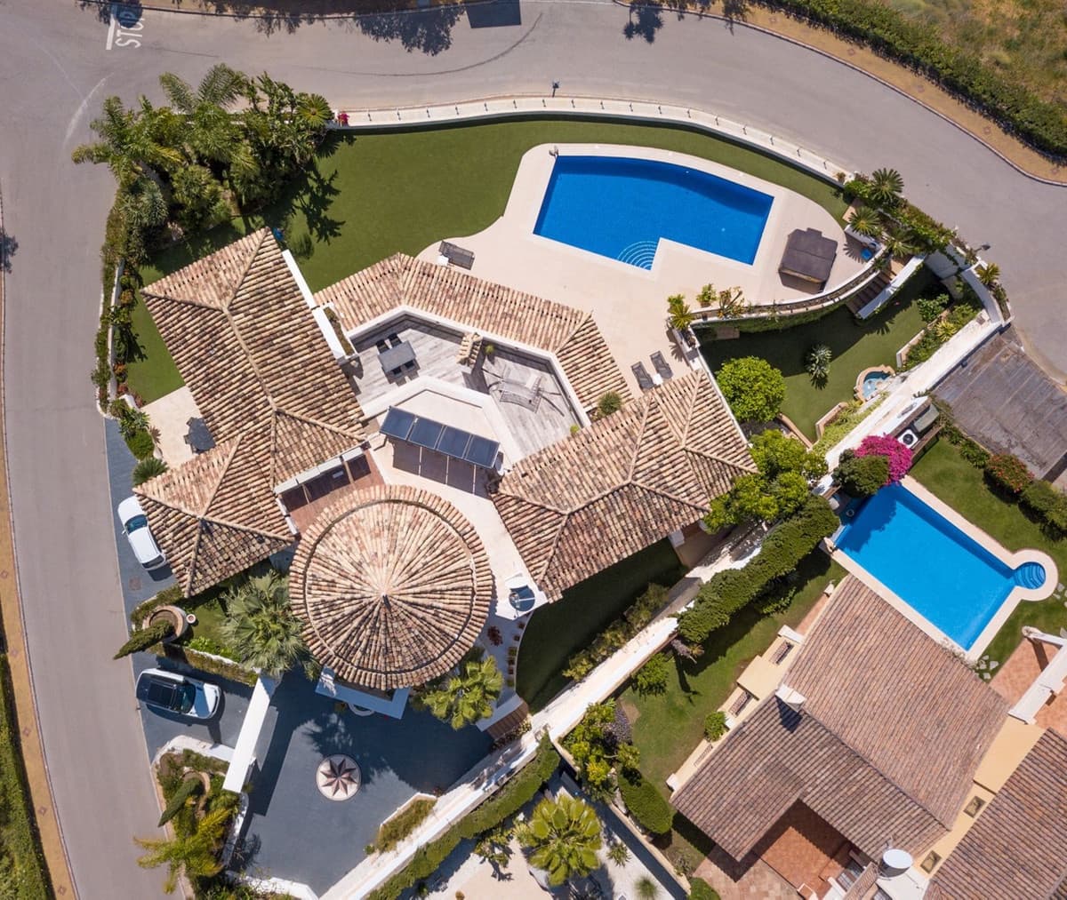 5 bedroom Villa for sale in Benahavis with pool garage - € 4,500,000 (Ref: 10166902)