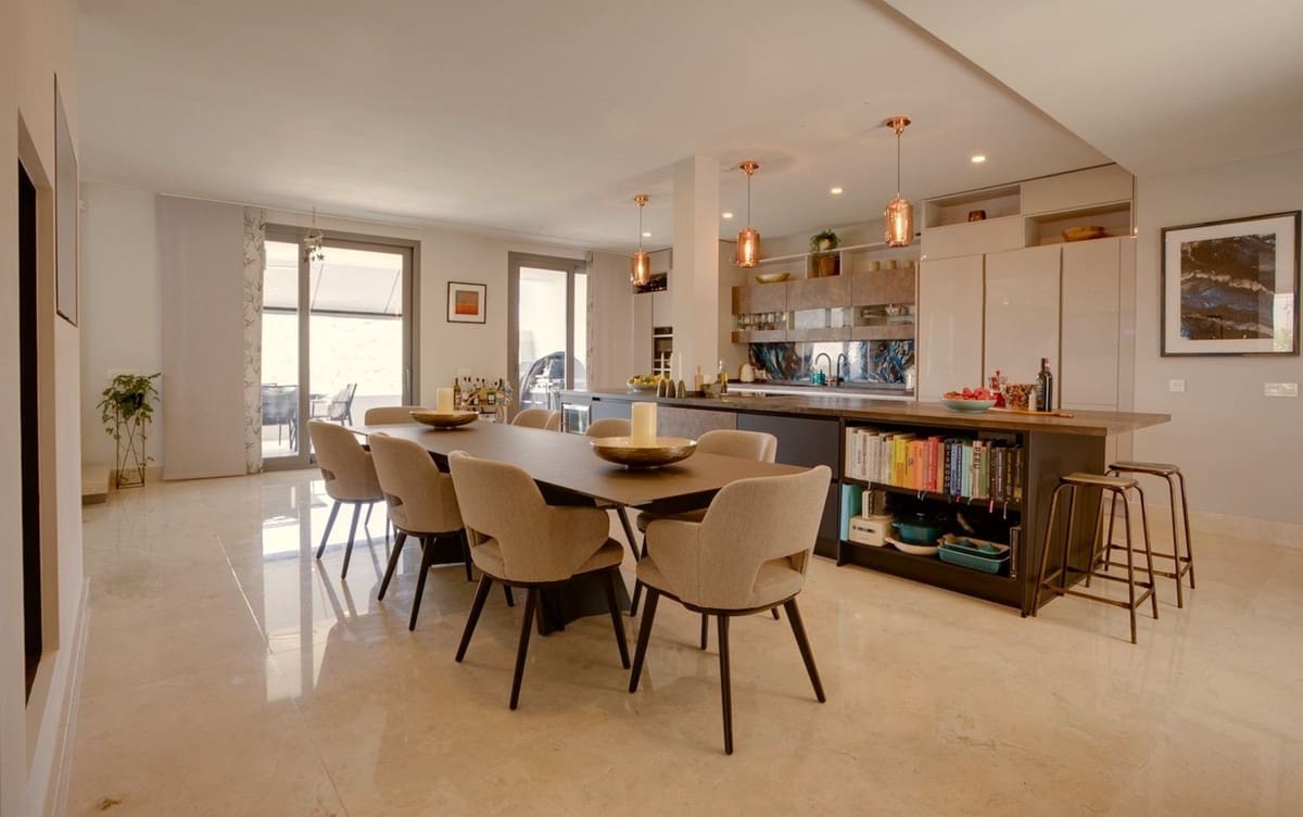 6 bedroom Villa for sale in Benahavis with pool garage - € 3,995,000 (Ref: 10166904)