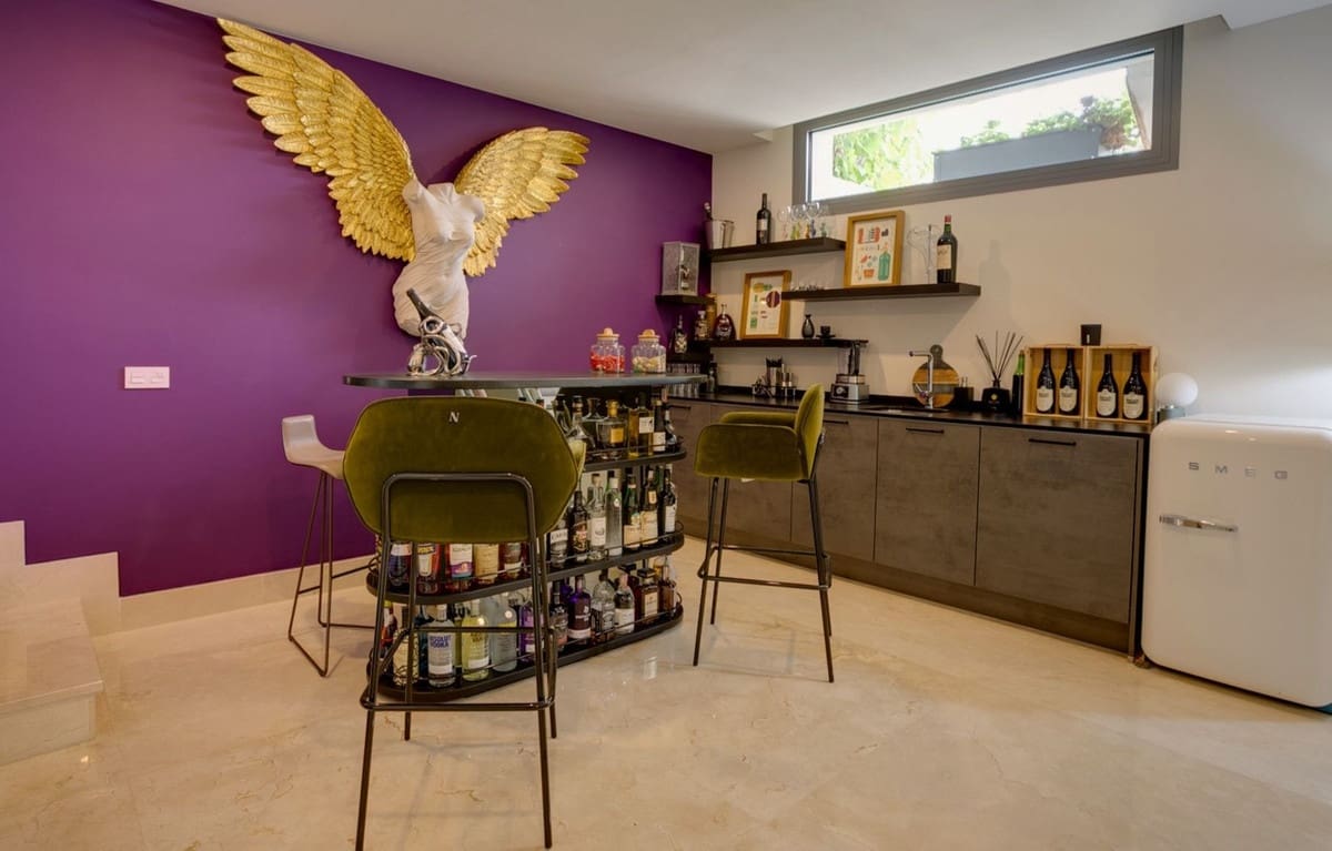 6 bedroom Villa for sale in Benahavis with pool garage - € 3,995,000 (Ref: 10166904)