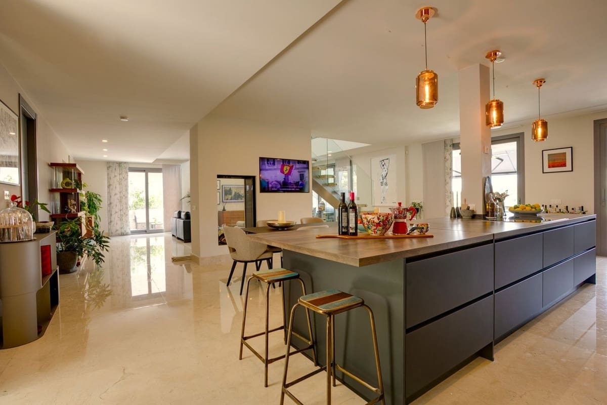 6 bedroom Villa for sale in Benahavis with pool garage - € 3,995,000 (Ref: 10166904)