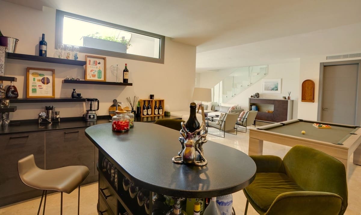 6 bedroom Villa for sale in Benahavis with pool garage - € 3,995,000 (Ref: 10166904)