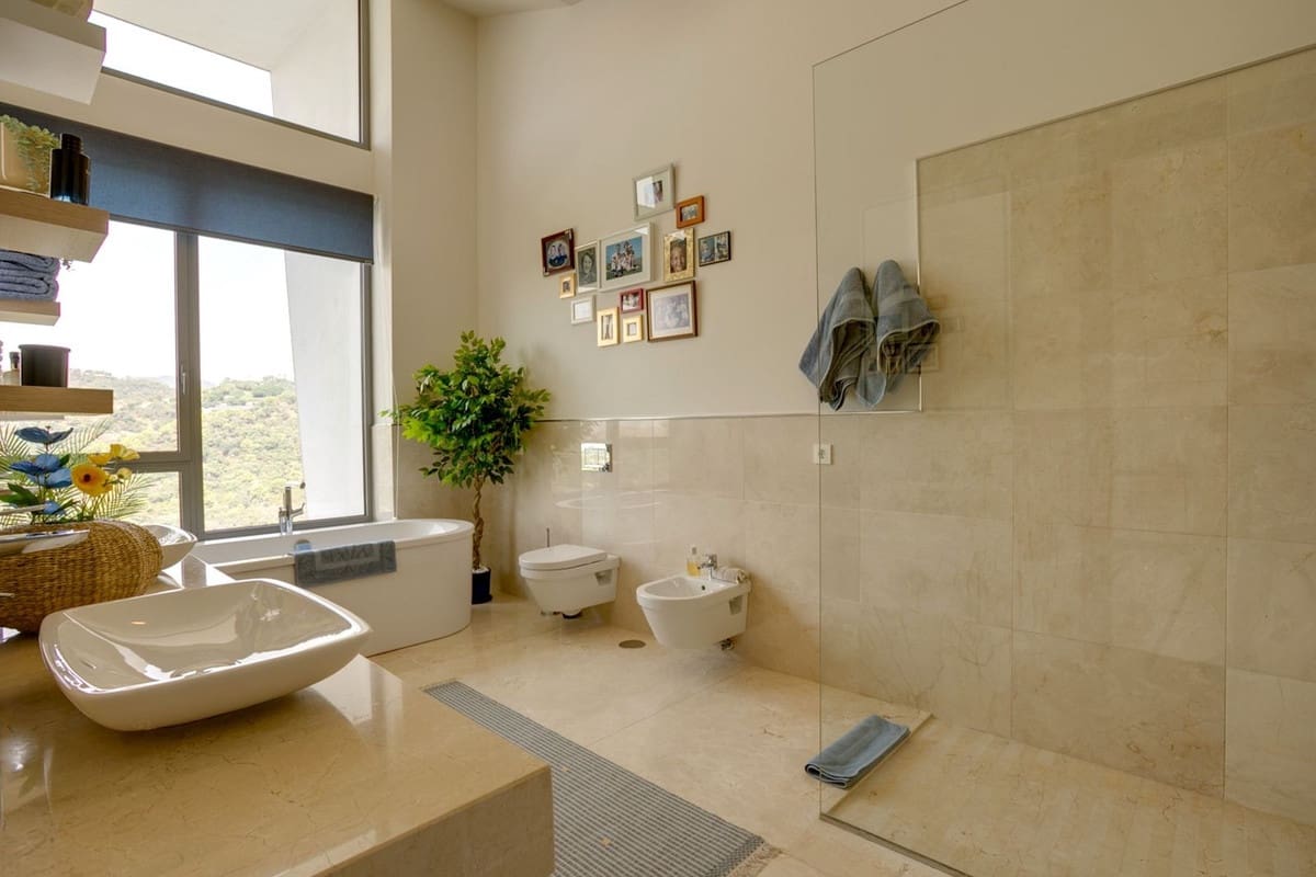6 bedroom Villa for sale in Benahavis with pool garage - € 3,995,000 (Ref: 10166904)