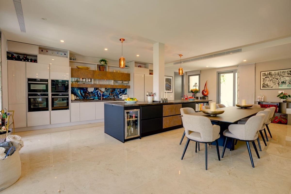 6 bedroom Villa for sale in Benahavis with pool garage - € 3,995,000 (Ref: 10166904)