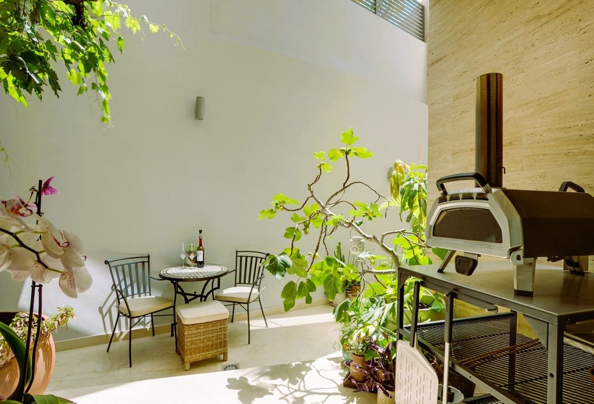6 bedroom Villa for sale in Benahavis with pool garage - € 3,995,000 (Ref: 10166904)