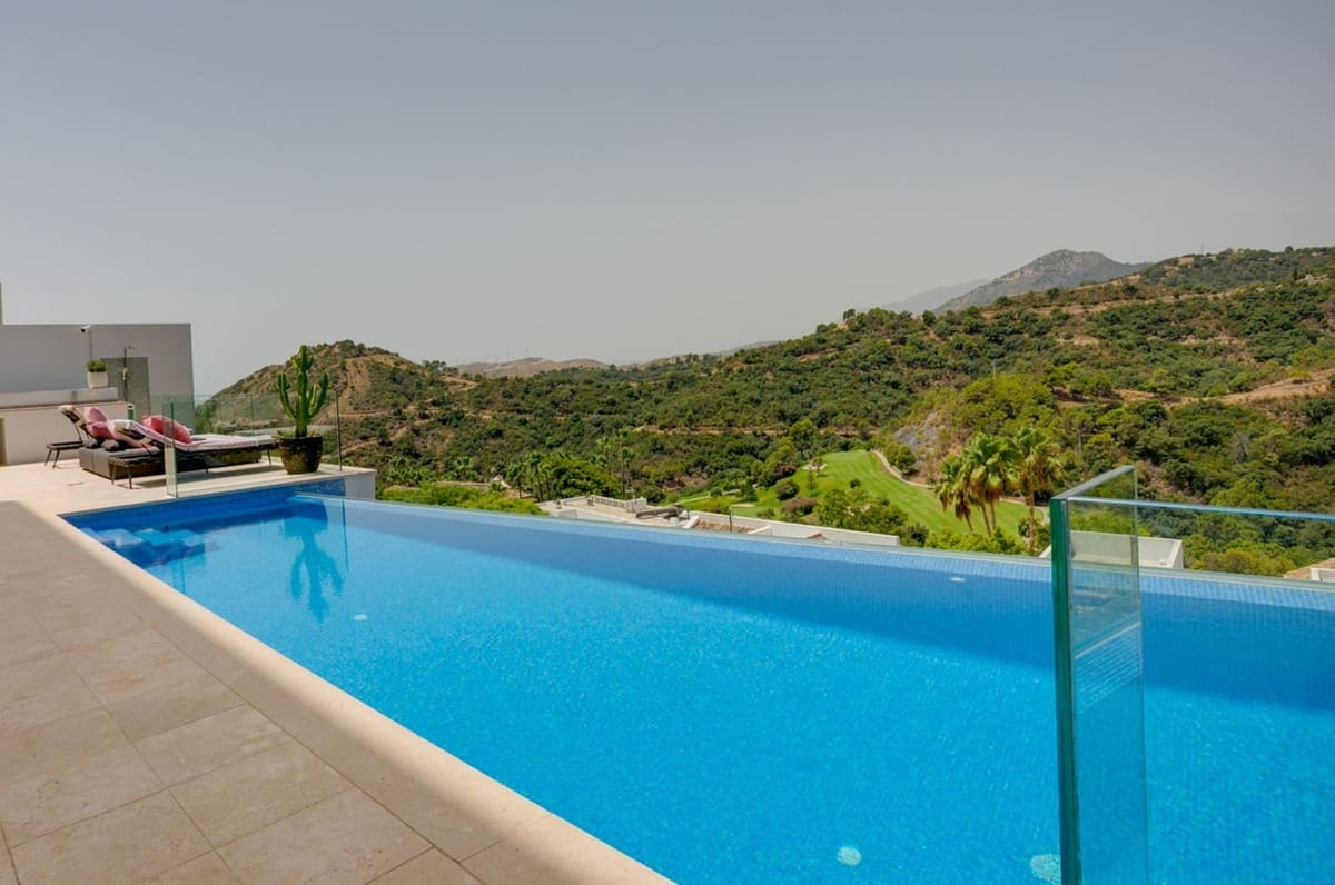 6 bedroom Villa for sale in Benahavis with pool garage - € 3,995,000 (Ref: 10166904)