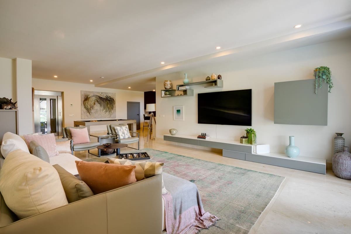 6 bedroom Villa for sale in Benahavis with pool garage - € 3,995,000 (Ref: 10166904)