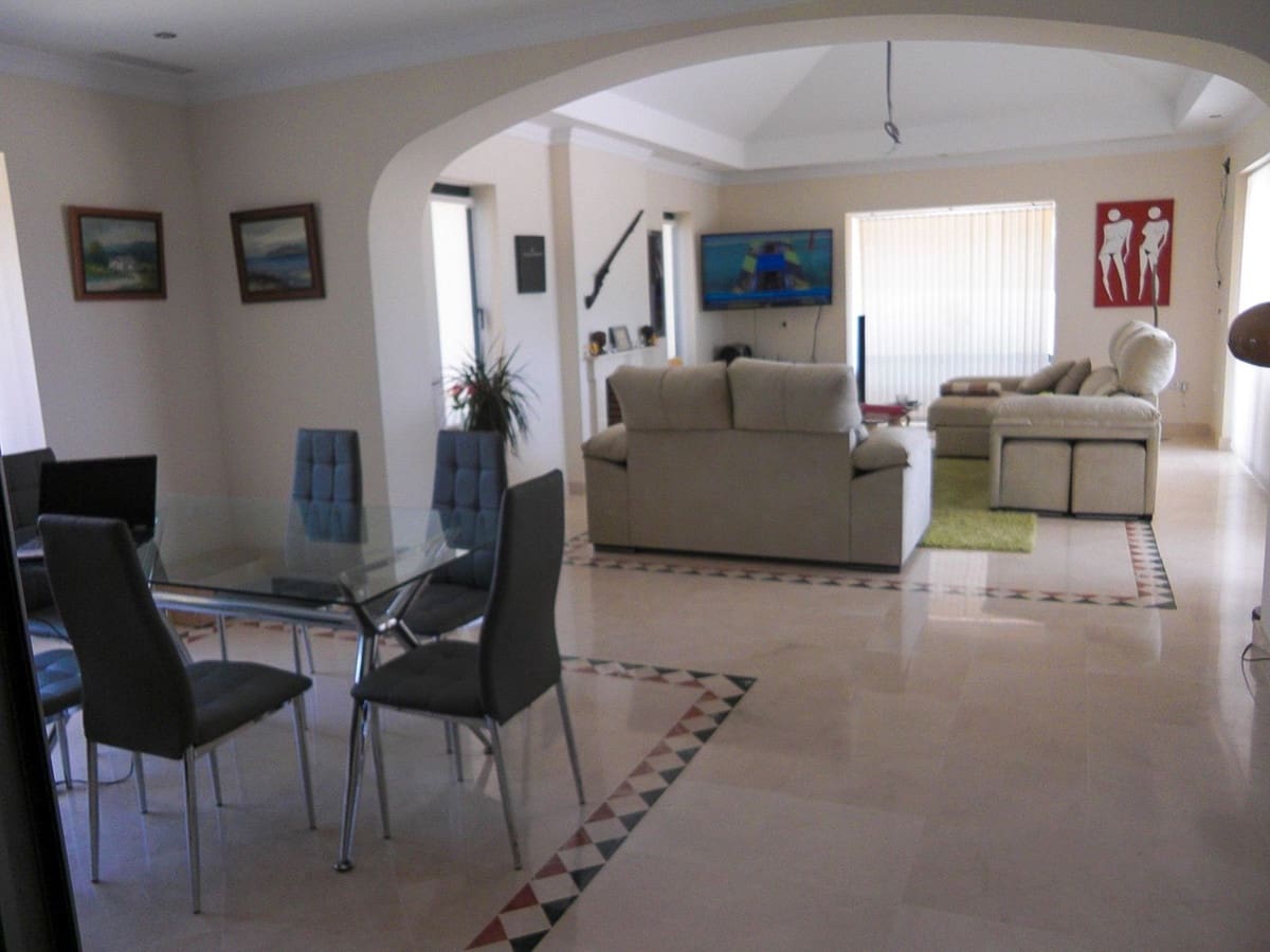 4 bedroom Villa for sale in Arcos de la Frontera with pool garage - € 795,000 (Ref: 10166915)