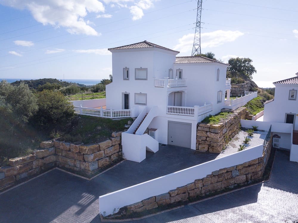 4 bedroom Villa for sale in Estepona with pool garage - € 900,000 (Ref: 8592716)