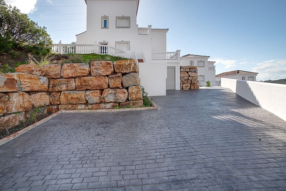 4 bedroom Villa for sale in Estepona with pool garage - € 900,000 (Ref: 8592716)