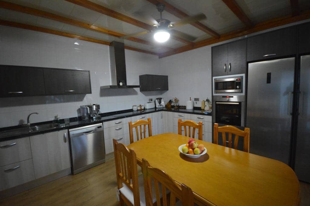 5 bedroom Villa for sale in Novelda with pool - € 310,000 (Ref: 9145100)