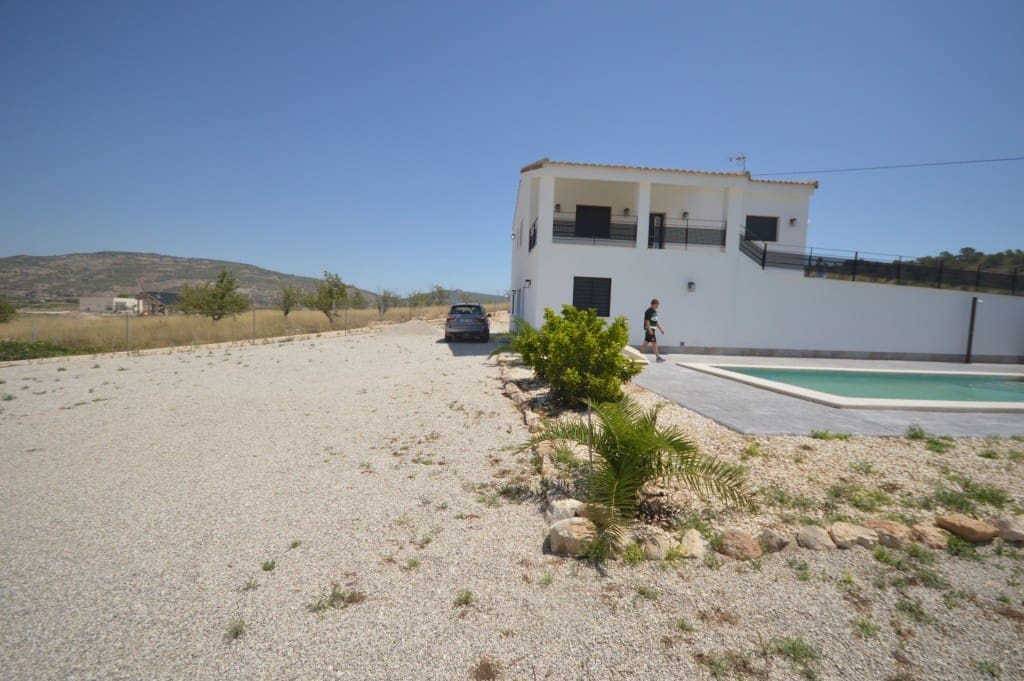 5 bedroom Villa for sale in Pinoso with pool - € 390,000 (Ref: 9158006)