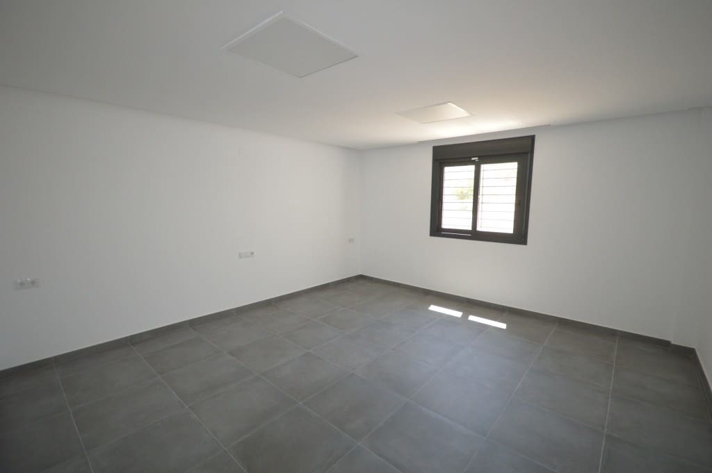 5 bedroom Villa for sale in Pinoso with pool - € 390,000 (Ref: 9158006)