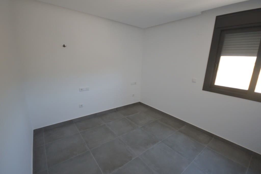 5 bedroom Villa for sale in Pinoso with pool - € 390,000 (Ref: 9158006)