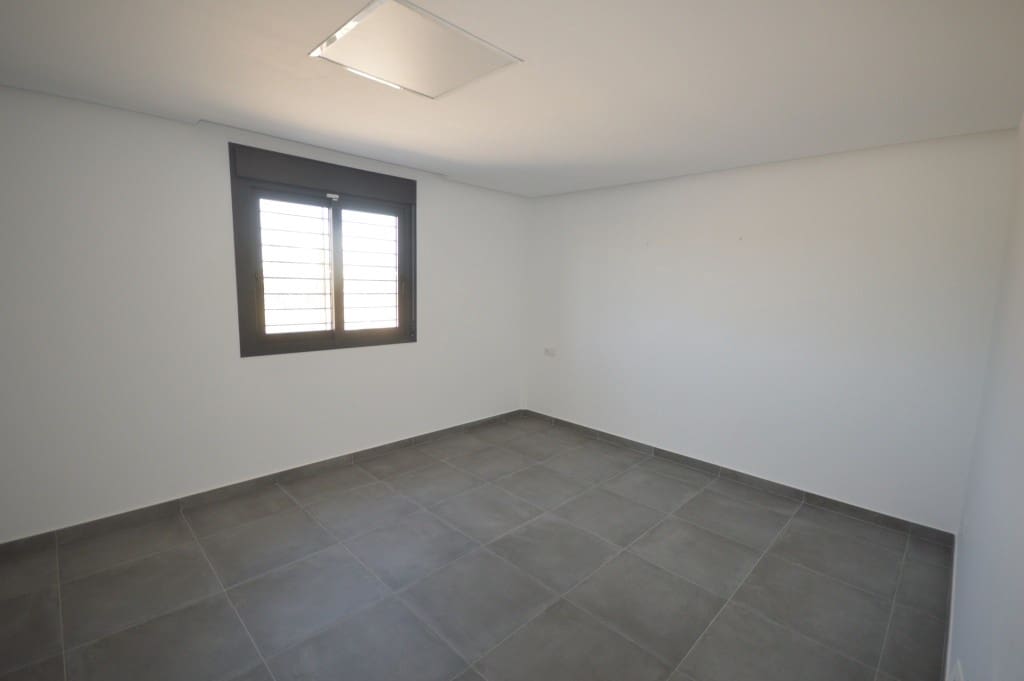 5 bedroom Villa for sale in Pinoso with pool - € 390,000 (Ref: 9158006)