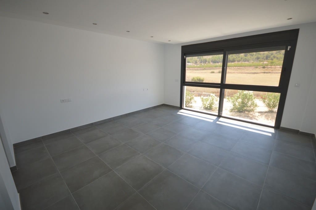 5 bedroom Villa for sale in Pinoso with pool - € 390,000 (Ref: 9158006)