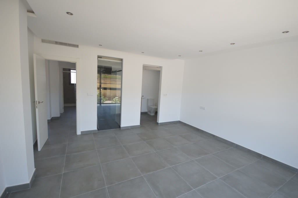 5 bedroom Villa for sale in Pinoso with pool - € 390,000 (Ref: 9158006)