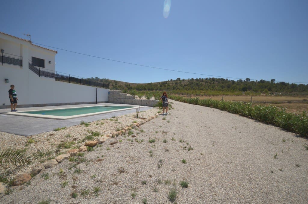 5 bedroom Villa for sale in Pinoso with pool - € 390,000 (Ref: 9158006)